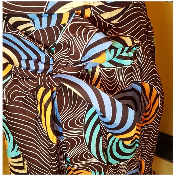 Eniola Beautiful Pinwheels Dress - Picture 3 of 7